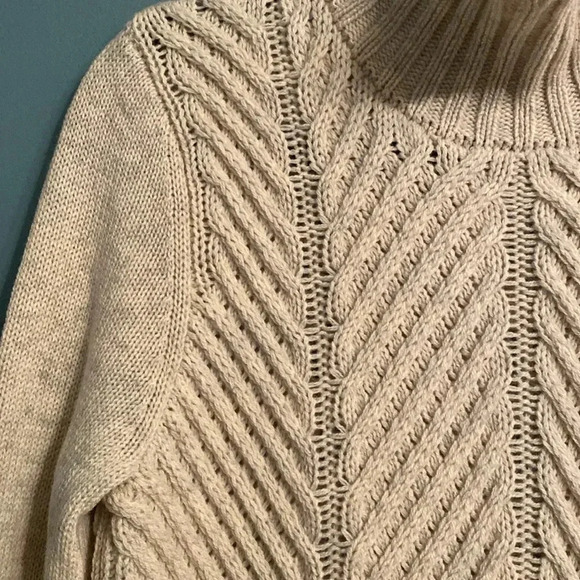Vince women’s cream turtle neck sweater - medium - yak/wool - beautiful - Picture 2 of 7